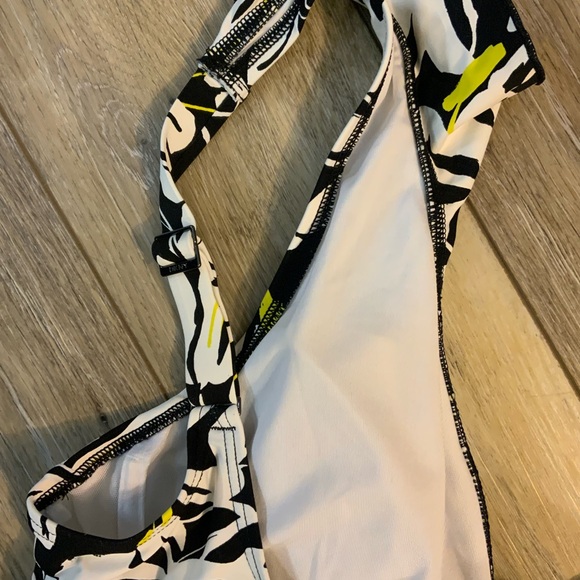 DKNY Black and Yellow Leaf Print Ladies One Piece. Size L - Picture 5 of 6